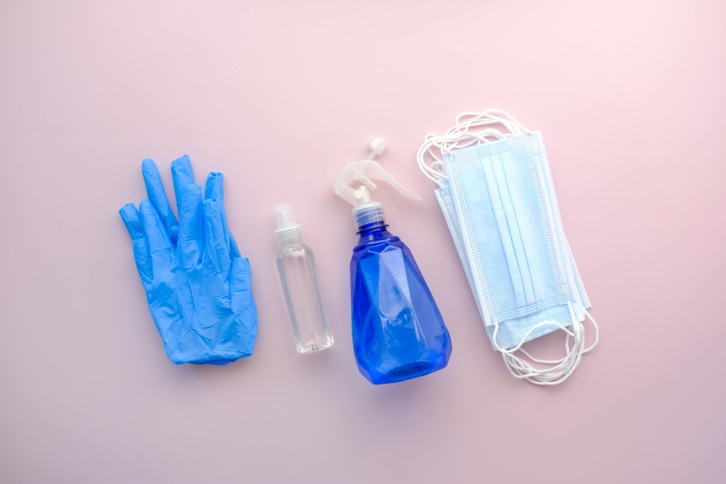 Kostenlose Pflegehilfsmittel wie Nitrilhandschuhe und Desinfektionsmittel für die häusliche Pflege.