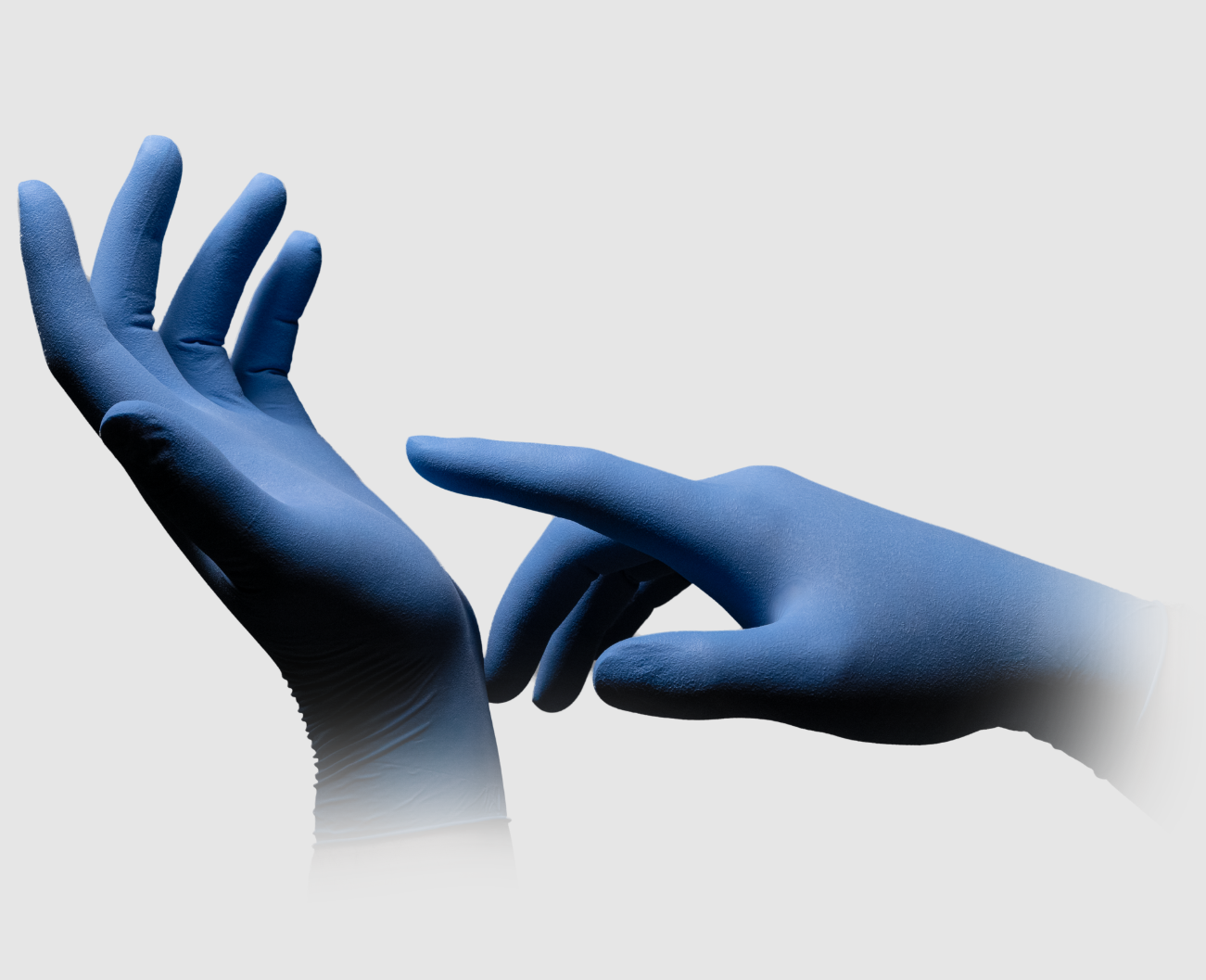 Blaue Nitrilhandschuhe als medizinisches Pflegehilfsmittel für die häusliche Pflege nach erfolgreichem Pflegegrad-Antrag.