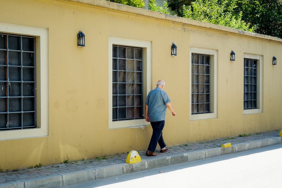 aelterer mann geht allein spazieren strasse demenz orientierungslosigkeit