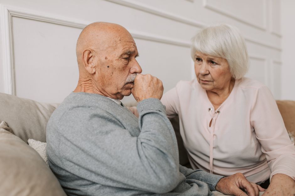 aelteres ehepaar sofa lebensqualitaet alzheimer fruehstadium gemeinsam