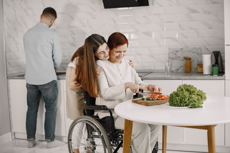 alltag dokumentieren pflegetagebuch aktivitaeten aeltere person mit familie