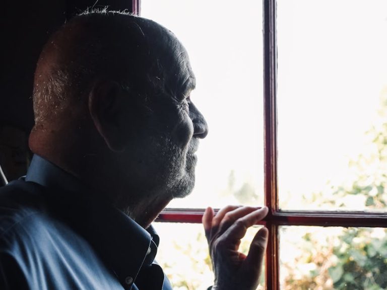 alzheimer fruehstadium aelterer mann nachdenklich am fenster symptome