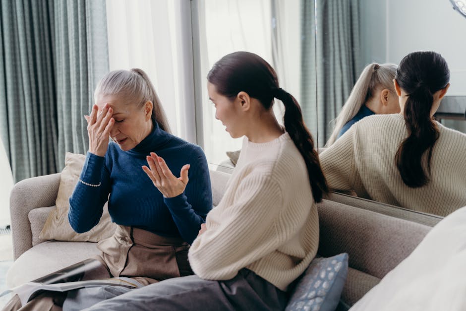 aeltere frau tochter hand stirn sorge alzheimer fruehzeichen angehoerige