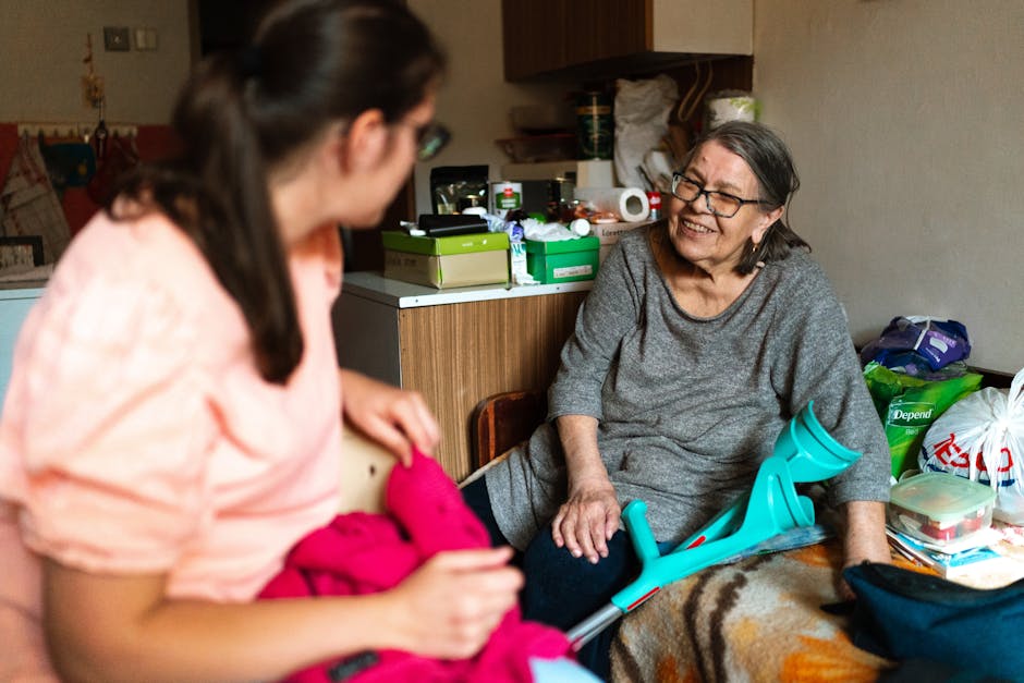 ambulanter pflegedienst pflegekraft hilft seniorin zuhause gehilfe hauspflege