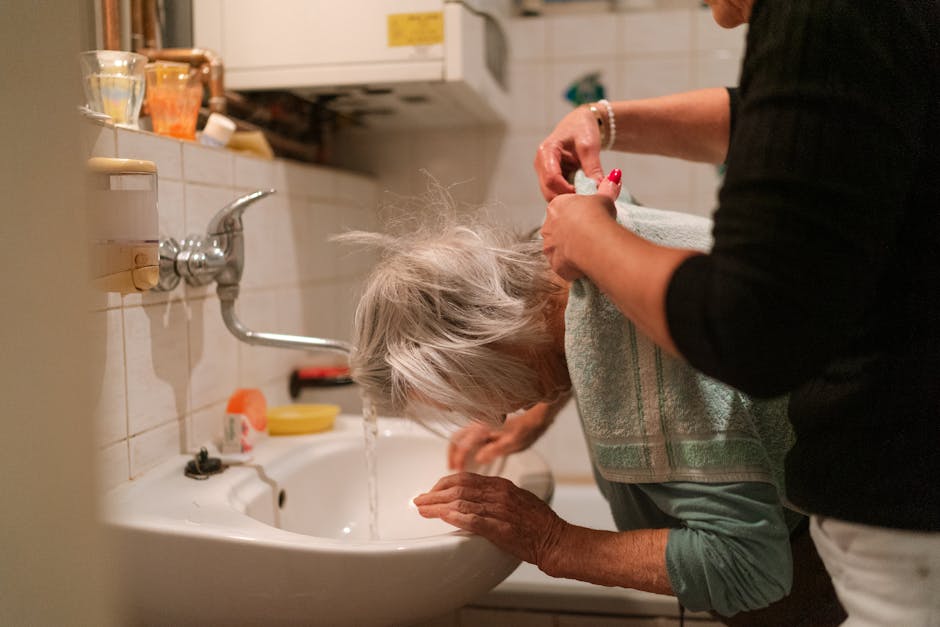 badezimmer hilfsmittel pflege aeltere frau mit pflegeperson im bad