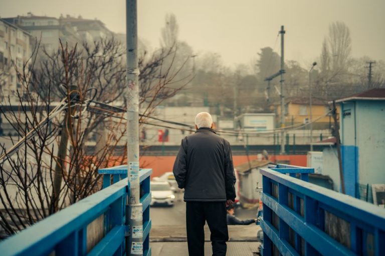 demenz weglaufen senior allein bruecke nebel weglaufgefaehrdung