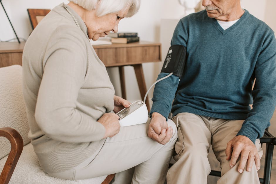 aelteres ehepaar blutdruckmessung zuhause gesundheitscheck pflege