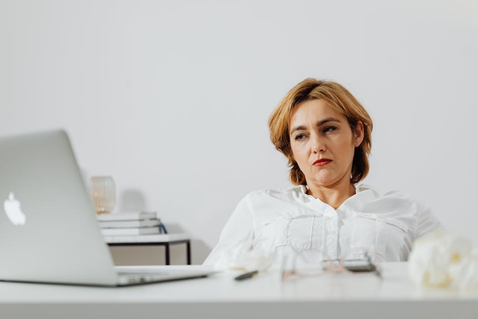 erschoepfte frau homeoffice doppelbelastung pflege beruf vereinbaren