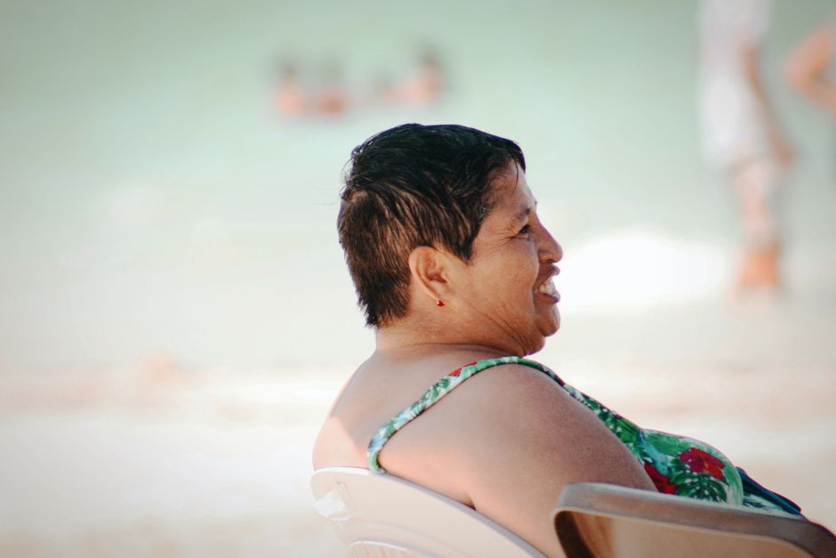 frau strand lachend sonne entspannung urlaub pflegende angehoerige auszeit