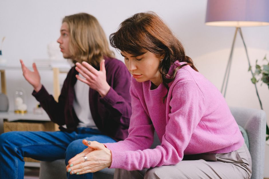 paar sofa distanz ernst geschwisterstreit pflege konflikt