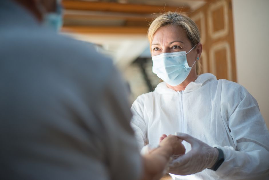 gesundheitshelfer mundschutz maske pflegebetreuung schutzkleidung hygiene