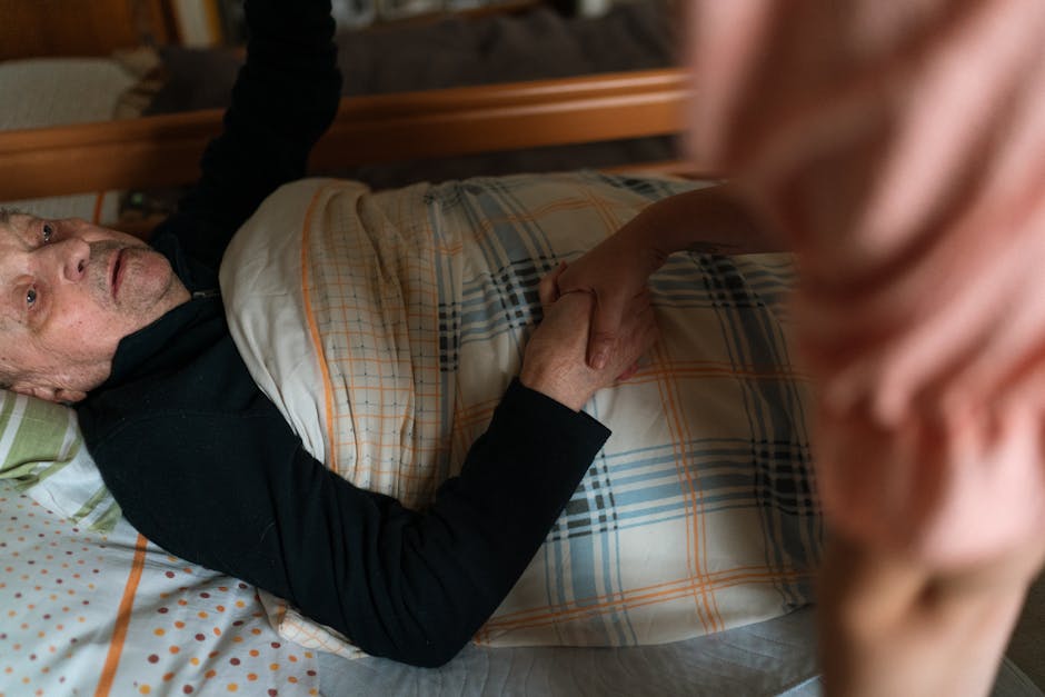 inkontinenz pflege zuhause pflegerin haelt hand senioren wuerdevoll unterstuetzung