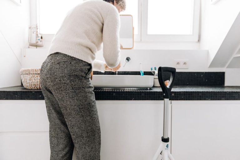 inkontinenzprodukte vergleich senior haende waschen badezimmer selbststaendigkeit wuerdevoll