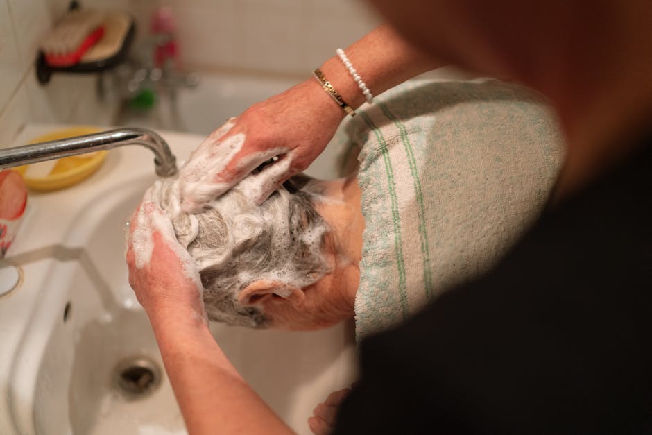 pflegeperson haare waschen senioren koerperpflege zuhause
