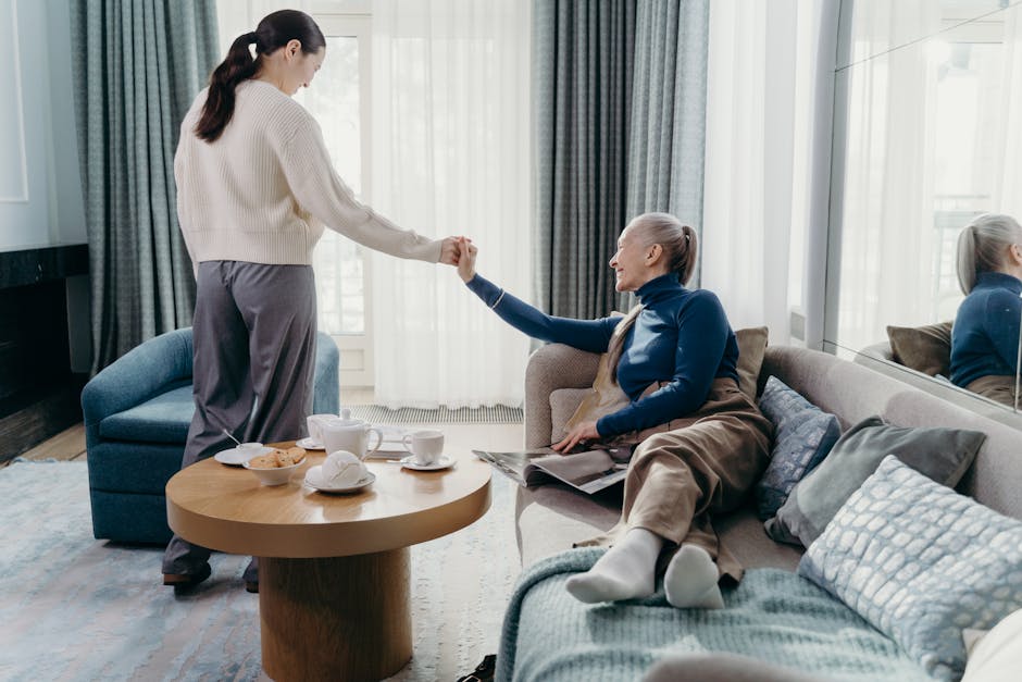 aeltere mutter tochter gemeinsam wohnzimmer palliativpflege familienzeit