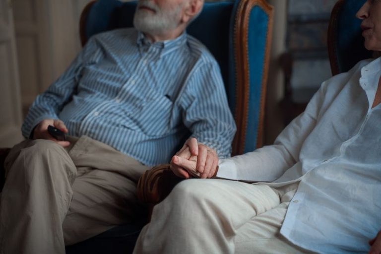 palliativpflege zuhause aelteres ehepaar haende halten geborgenheit wuerdevoll