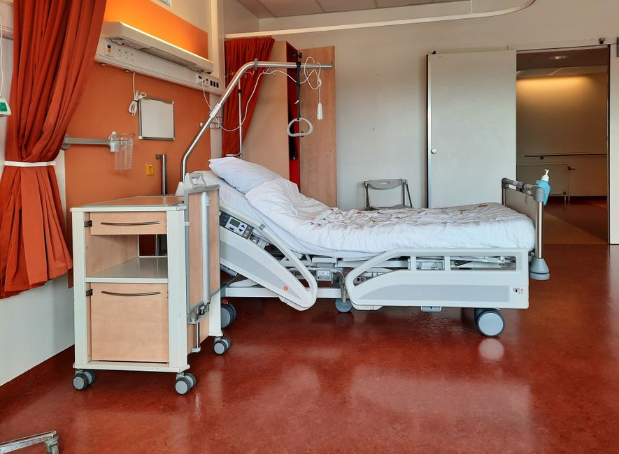 pflegebett hoehenverstellbar klinikbett modern zimmer ausstattung
