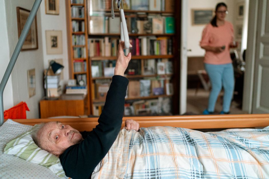 pflegebett zuhause senior im bett pflegeperson betreuung schlafzimmer