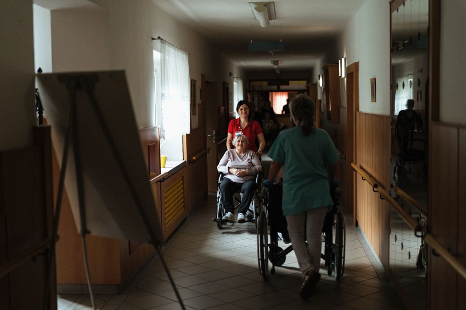pflegekraefte seniorin rollstuhl pflegeeinrichtung kurzzeitpflege beantragen