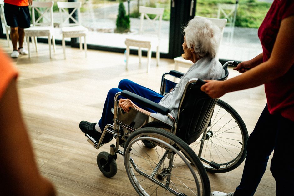 pflegekraft senior rollstuhl pflegeheim begleitung kurzzeitpflege