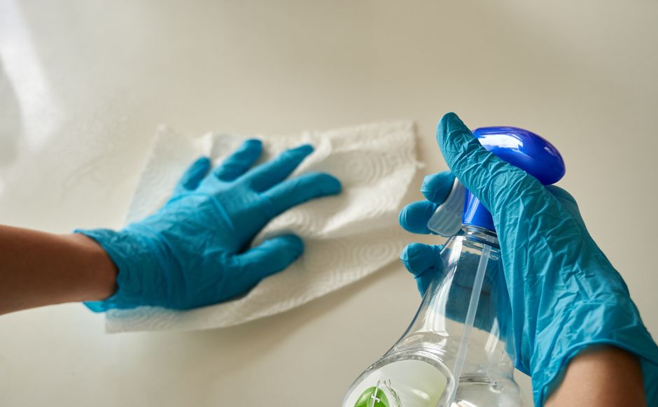 pflegeperson desinfektionsmittel flaeche reinigen hygiene haushalt handschuhe