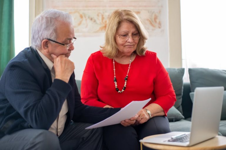 pflegeperson rentenversicherung anmelden ehepaar dokumente laptop finanzplanung
