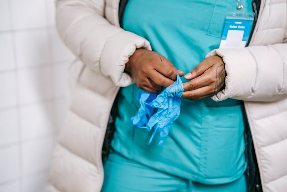 pflegerin uniform handschuhe anziehen schutzausruestung hygiene