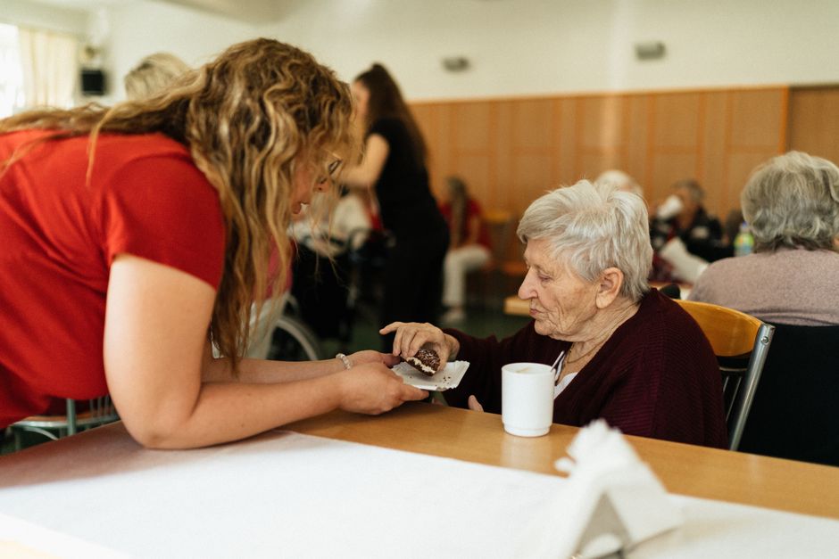 pflegerin hilft seniorin essen ernährung schlucken unterstuetzung