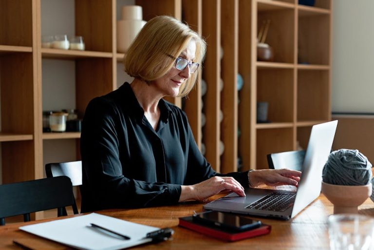 pflegezeit beantragen berufstaetige frau laptop buero pflegender angehoerige