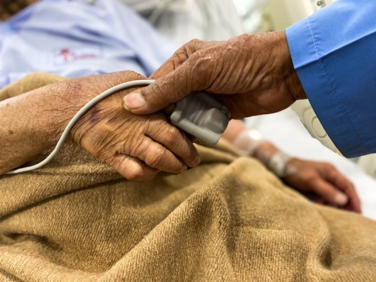 schlaganfall angehoerige ehepaar haende halten krankenhaus unterstuetzung