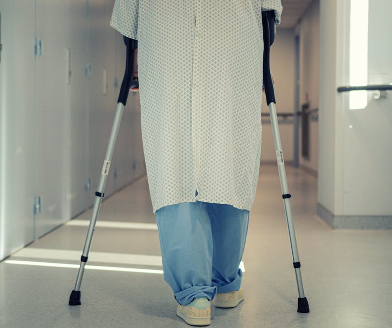 schlaganfall rehabilitation patient gehstuetzen krankenhaus korridor erholung