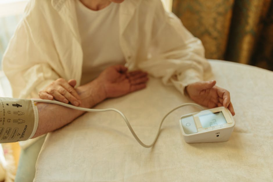 senior oberarm blutdruckmessgeraet digital selbstmessung zuhause