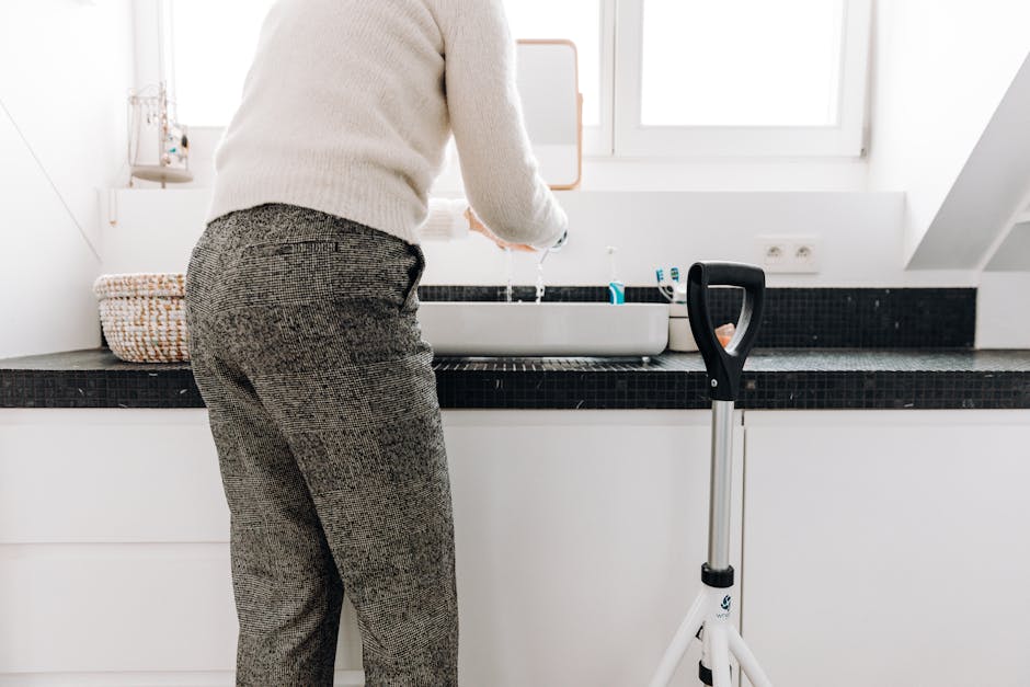 senior rollator badezimmer modern mobilitaet selbststaendigkeit inkontinenz