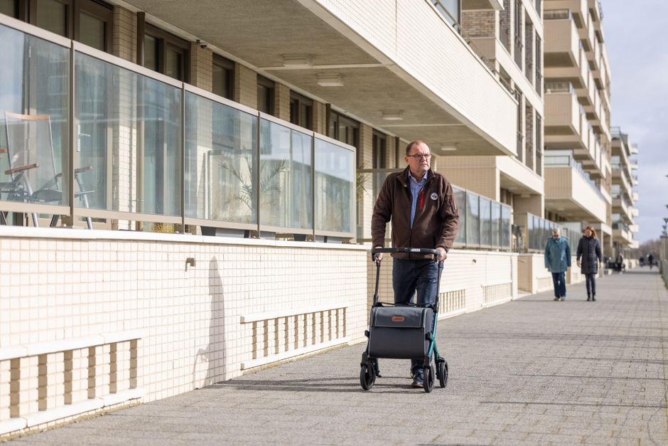 senior rollator draussen spaziergang buergersteig selbststaendigkeit mobilitaet
