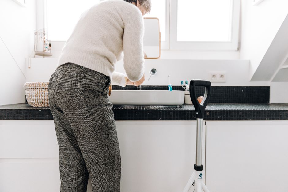 senior selbststaendig im modernen barrierefreien badezimmer