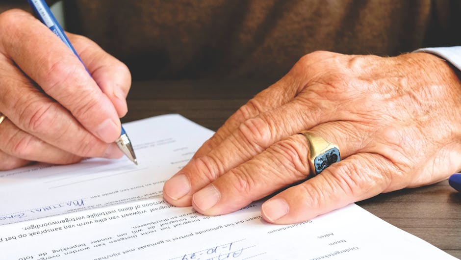 senior unterschreibt rechtliches dokument vorsorgevollmacht hand nahaufnahme