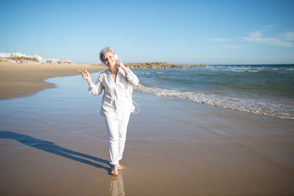seniorin kopfhoerer musik hoeren wohlbefinden demenz musiktherapie