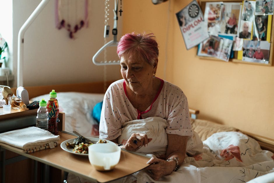 seniorin isst mahlzeit ernährung pflegebedürftige appetitlosigkeit