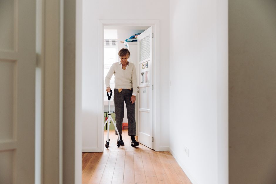 seniorin rollator flur schlaganfall zuhause mobilität selbständigkeit erholung