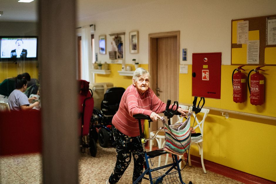 seniorin rollator pflegeheim kurzzeitpflege aufenthalt rehabilitation